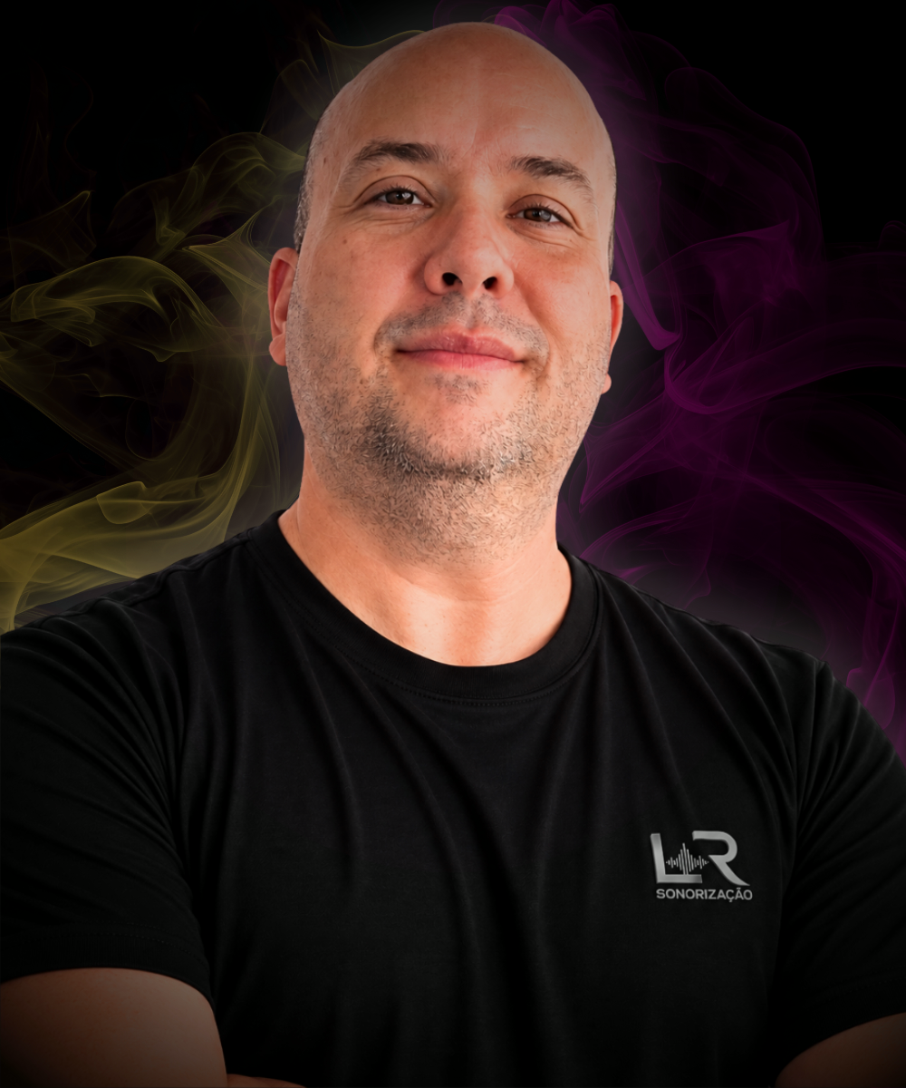 Luciano, fundador da LR Sonorização, sorrindo com a camiseta da LR